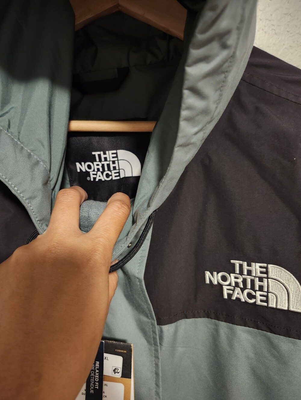 NWT The North Face Women Hooded Two-Tone Sage Green and Black Raincoat - Picture 5 of 5